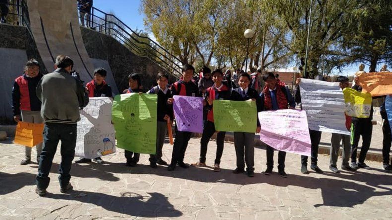 Alumnos de la Técnica 1 de La Quiaca marcharon en contra del Bullyng