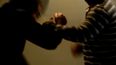 Golpeó y casi asfixia al novio de su hija tras interceptarlo a la salida.