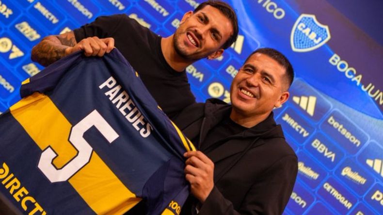 Cumplió el sueño de volver a Boca y fue recibido por una multitud en la Bombonera.