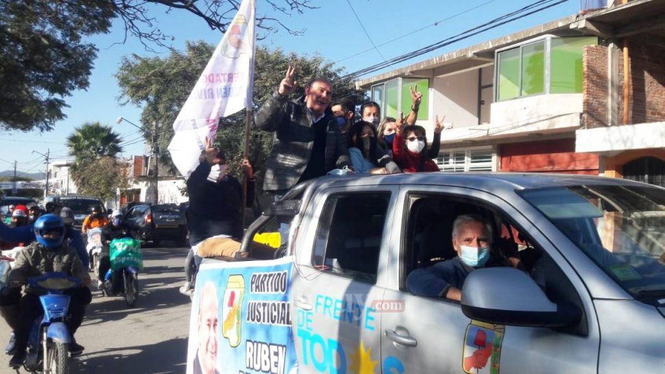 el frente de todos pj cerro la campana con una caravana