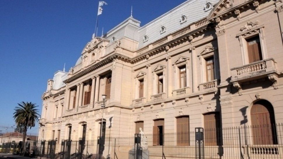 Preparan dos mástiles para izar la Bandera Nacional y de la Libertad Civil