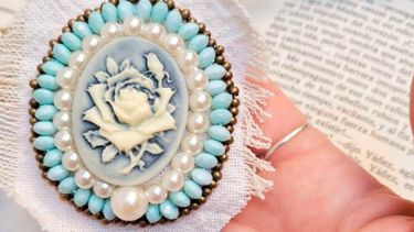 El nuevo diseño incluye un bordado de perlas y las franjas rojas que representaban a España.