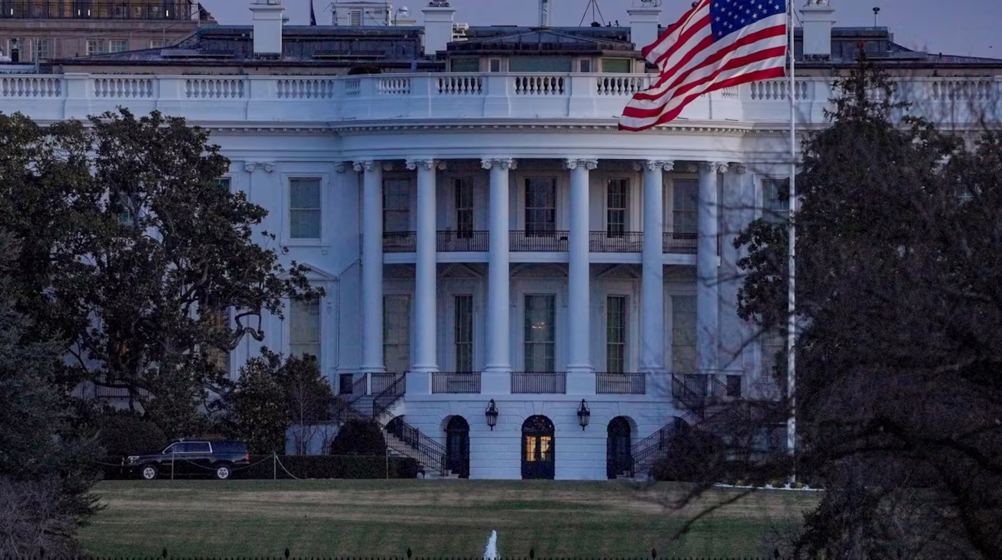 Tensión en Washington: un hombre chocó una camioneta contra la reja de la Casa Blanca