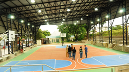 Esta nueva infraestructura cuenta con una cubierta de 900 metros cuadrados, iluminación LED, tribunas, un escenario y tableros de básquet.