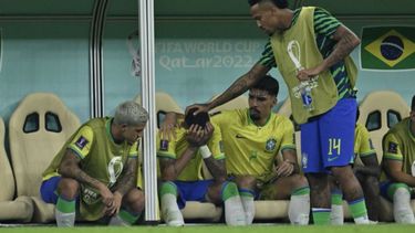 Neymar dolorido en el banco de suplente.