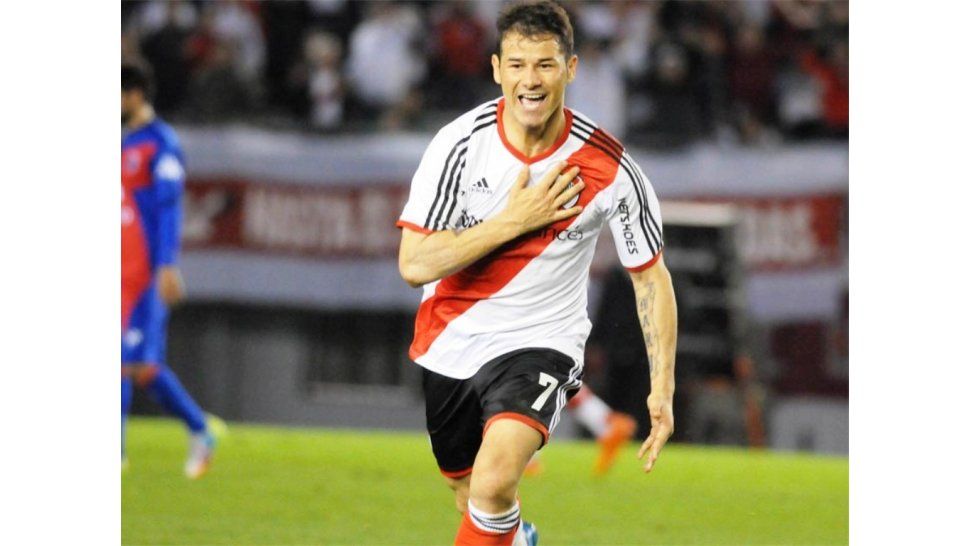 Dos goles de Mora para el millonario