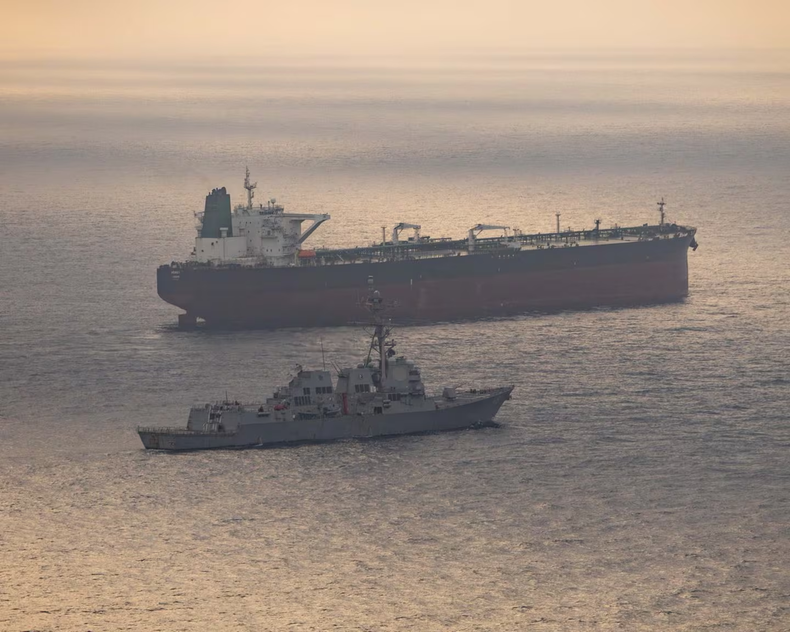 La Armada iraní aseguró que realizó disparos de advertencia cerca de destructores de la Armada de EE.UU. que operaban cerca del estrecho de Ormuz.