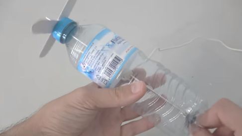 Todo Jujuy | El diseño casero utiliza un sistema de cuerda para generar aire de forma manual sin requerir baterías.