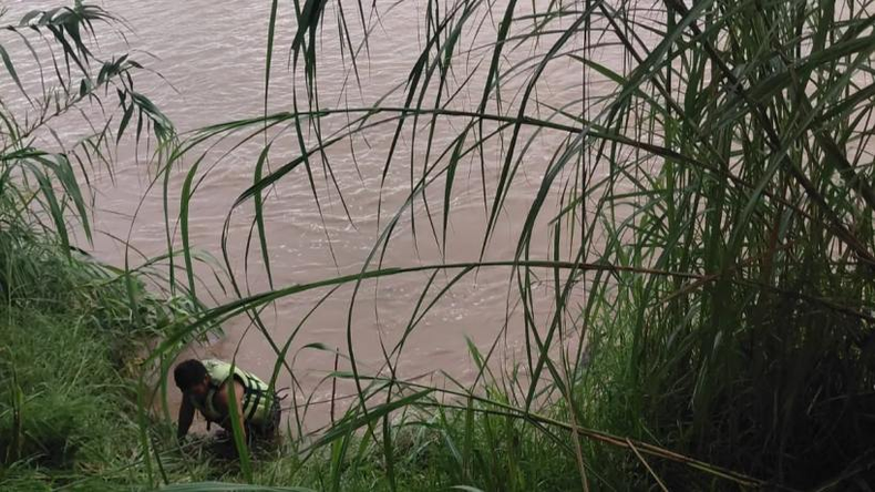 Tragedia en el río Salí Los dos adolescentes lograron ser rescatados con vida, mientras que de inmediato se activó un&nbsp;operativo de búsqueda&nbsp;para dar con el padre. En el rastrillaje participaron&nbsp;efectivos policiales, equipos de rescate y personal especializado, que trabajaron sin descanso durante dos días.