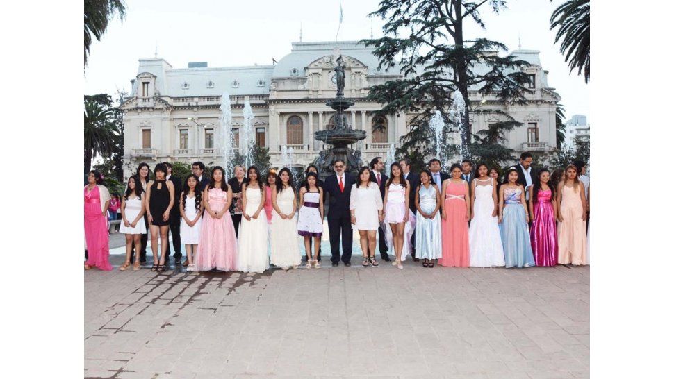 Jorge con las quinceañeras