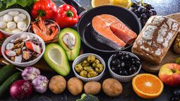 El listado de alimentos que Harvard aconseja evitar para sumar años de vida.