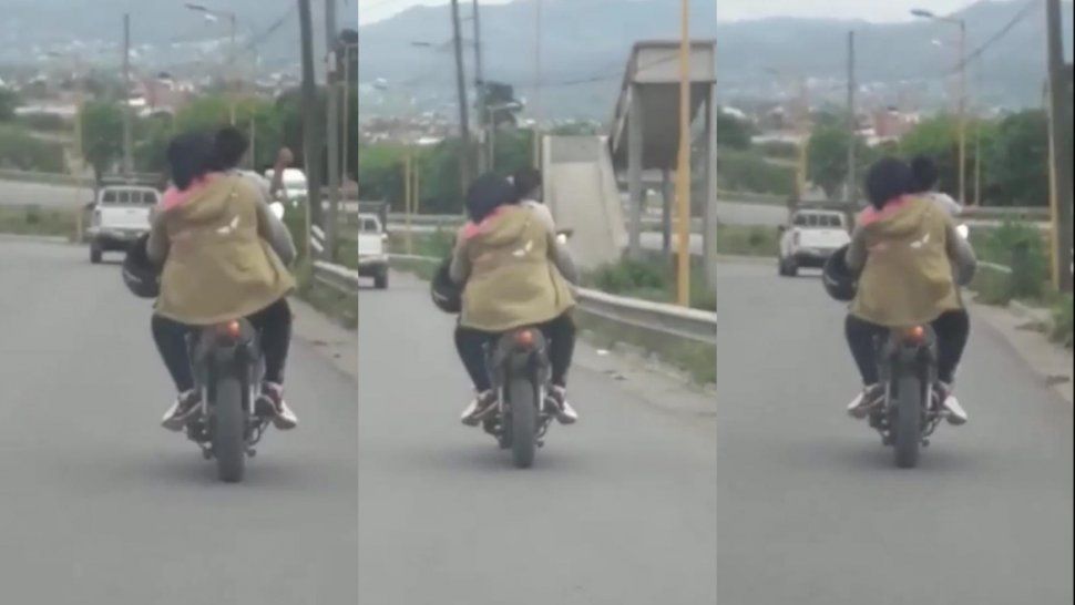 circulaban en moto sin casco, sin patente y con un nino de pie
