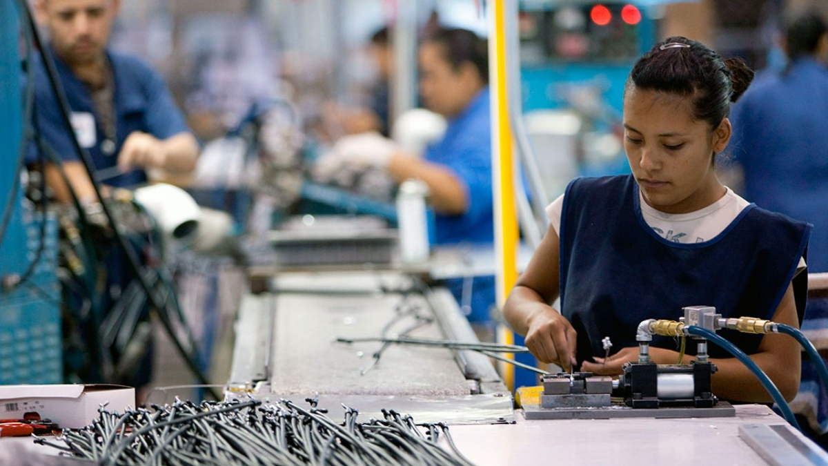 miles de despidos y 20 mil empresas paralizadas en bolivia