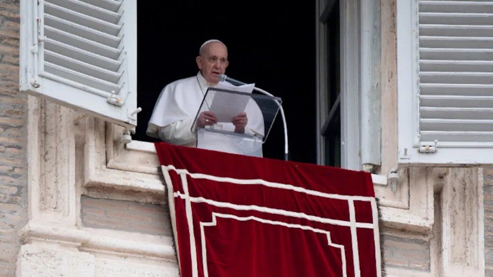 El papa Francisco dio la bendición a los fieles desde la plaza San Pedro.