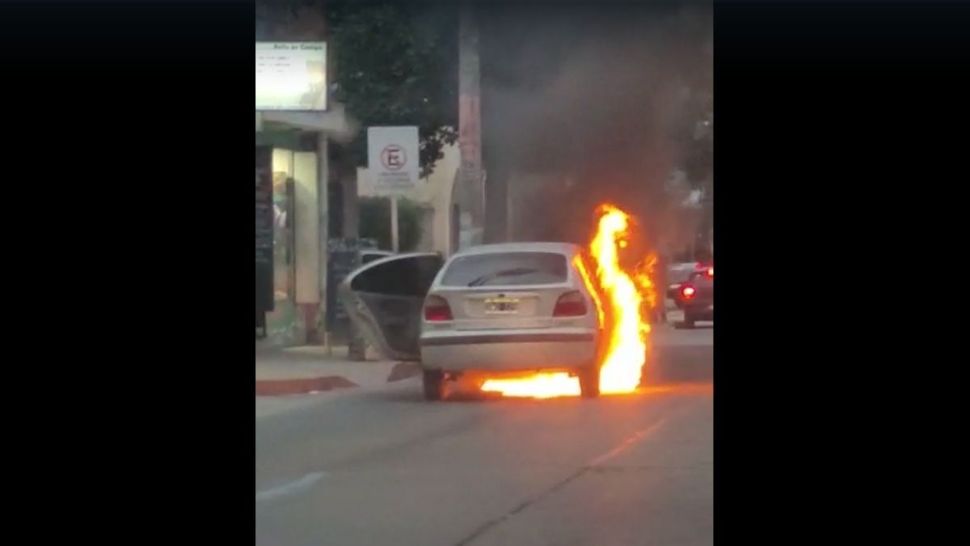 Jujuy: un auto en llamas circuló por las calles de Gorriti