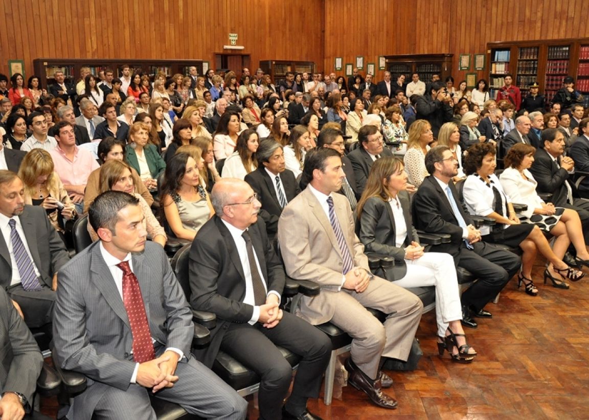 Jueces y funcionarios