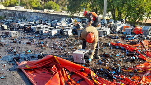 Todo Jujuy | Barrio Norte: camión sin frenos tiró 300 cajones de cervezas