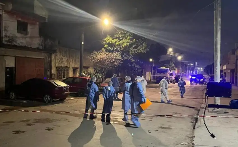 Durante las primeras inspecciones realizadas en la escena, los investigadores detectaron un elemento que incrementó las sospechas sobre un posible crimen: la víctima presentaba una atadura en el cuello.