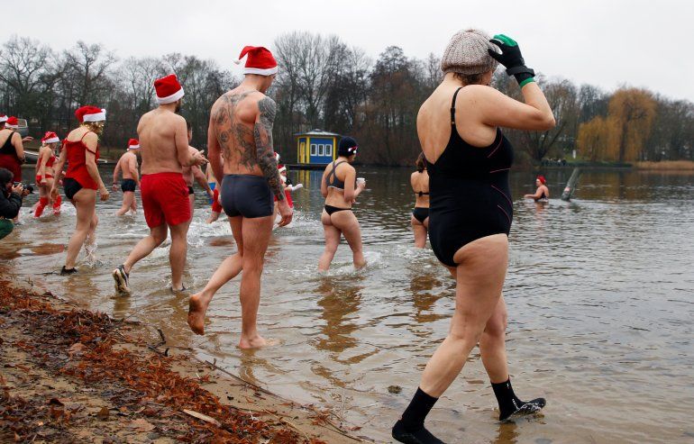 Los nadadores alemanes entrando al agua en el lago Oranke (REUTERS Michele Tantussi)