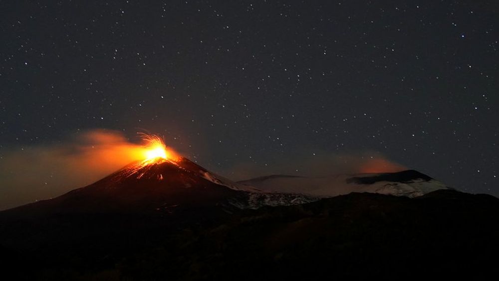 El volcán Etna hizo erupción y sus cuatro cráteres están activos