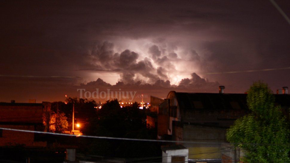 emiten un alerta por tormentas electricas para hoy en jujuy