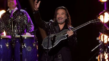 Marco Antonio Solís, reconocido con el premio Persona del Año.