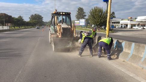 Todo Jujuy | Avenida Savio: realizan tareas de limpieza y hay media calzada