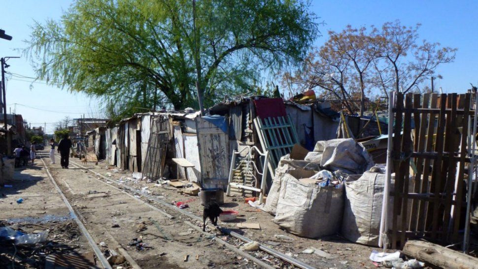 El 98% de las personas que vive en asentamientos no tiene cloacas ni agua potable