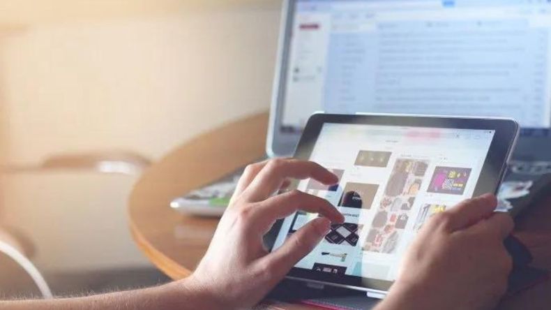 Trabajan en una canasta de fin de año con productos de tecnología (Foto ilustrativa)