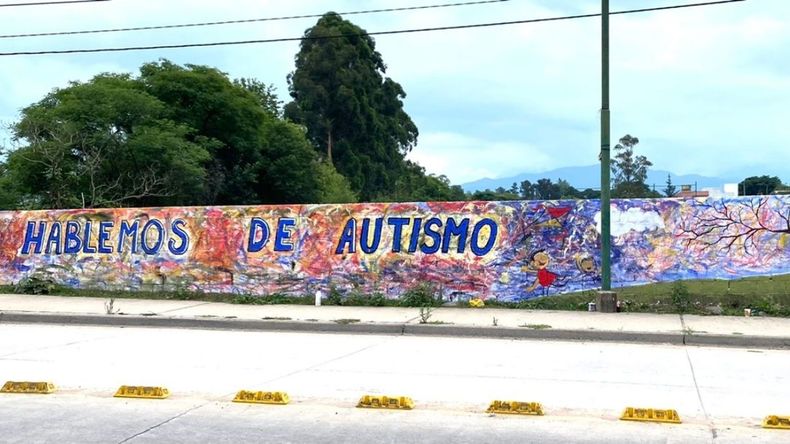 El paredón del puente Belgrano invita a concientizar sobre el autismo.