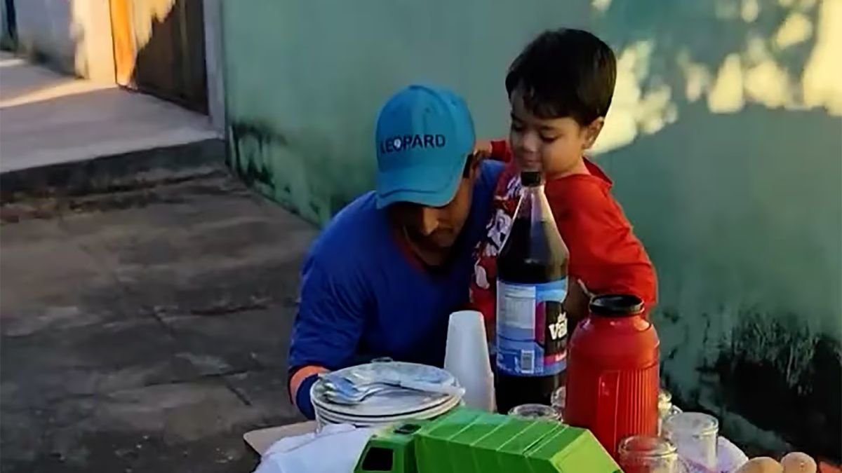 Davi celebra con recolectores de basura.