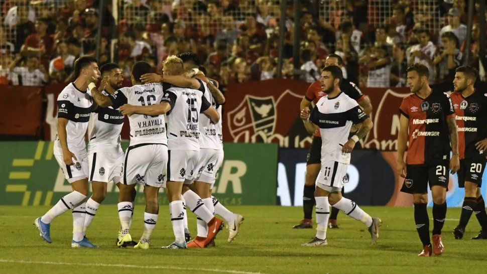 El Gimnasia de Maradona goleó a Newell´s en Rosario