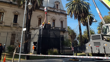 Trasladaron La Libertad y El Trabajo al Centro Cultural Lola Mora
