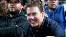 Tom Cruise estuvo presente en un evento deportivo junto a su hijo, y generó debate en redes por un supuesto retoque en su cara.
