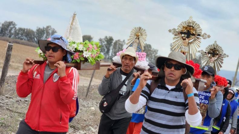 Multitudinaria peregrinación por el Señor y la Virgen del Milagro en Salta
