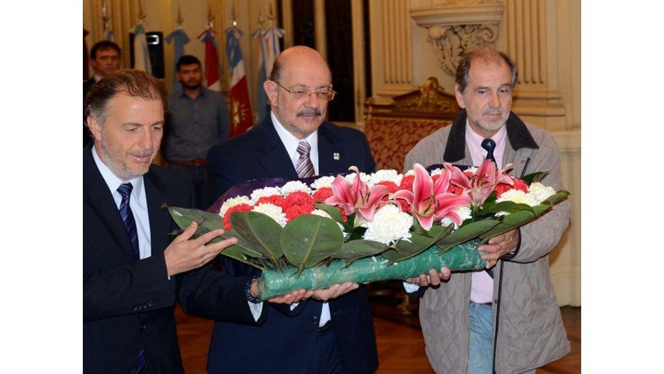 Ofrenda floral en el Salón de la Bandera