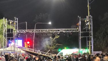 Una pantalla cayó sobre el escenario en un festival en Corrientes y lastimó a los músicos.