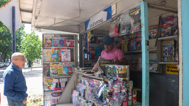 El Gobierno nacional anunció un cambio histórico en el funcionamiento de los tradicionales puestos de diarios y revistas: a partir del Decreto 629/2025, estos espacios podrán prestar servicios postales, como la entrega de correspondencia, paquetería, documentación y productos adquiridos por internet.