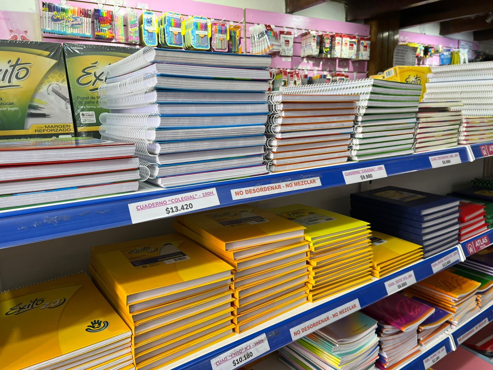La gente ya compra útiles escolares.