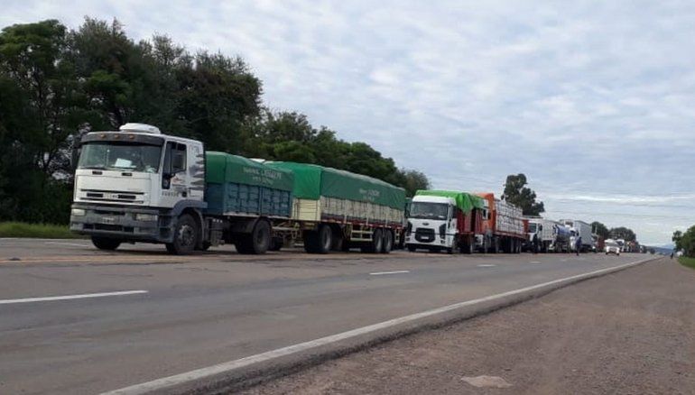 Camiones esperan para poder pasar en G&uuml;emes, Salta.