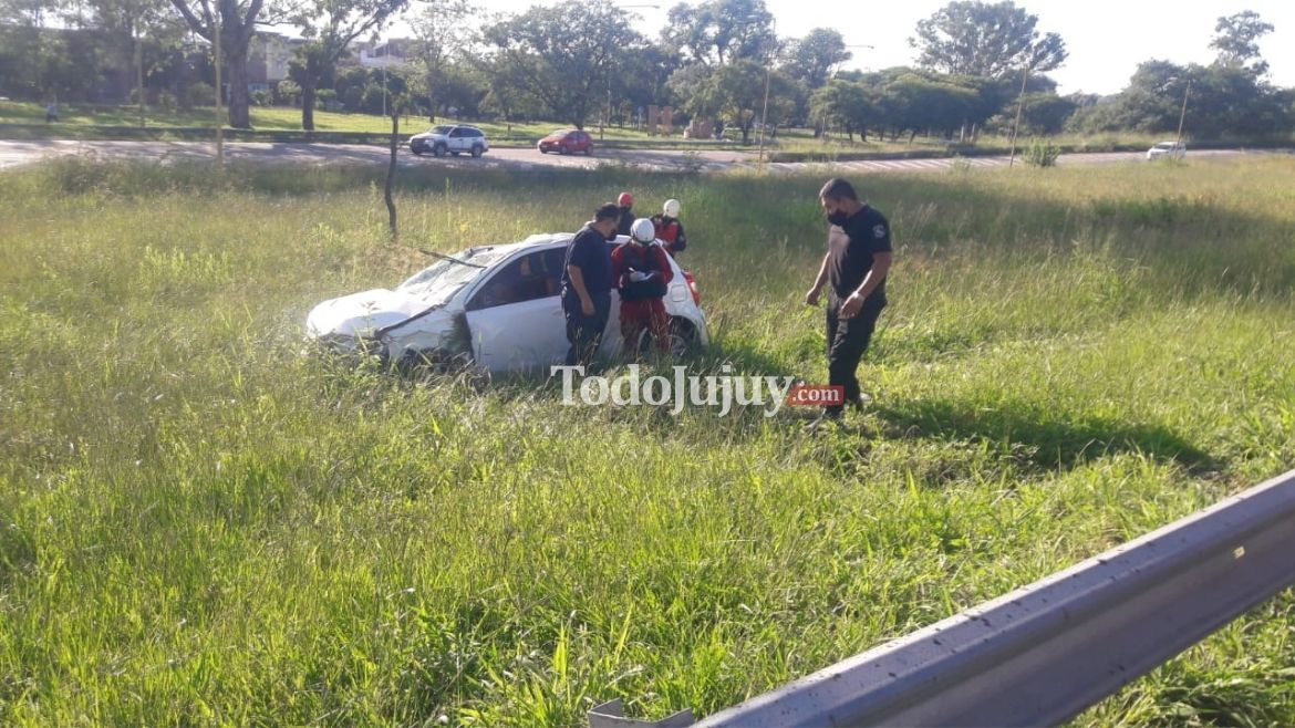 Un auto volcó en la avenida Savio en la Curva de la Muerte&nbsp;