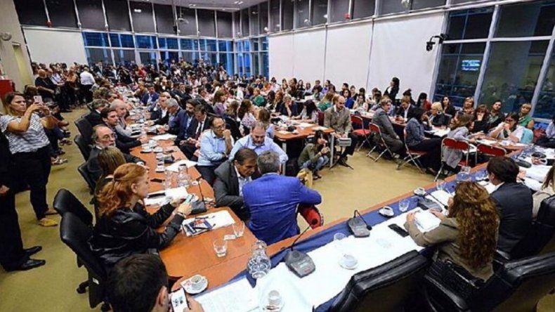Diputados debate el proyecto de emergencia en comisiones