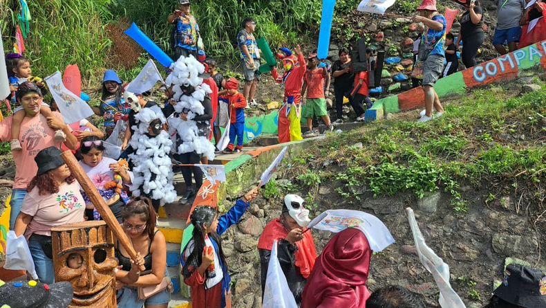 La bajada se realiza por la escalera del barrio, que es especialmente acondicionada para la ocasión. Luces, banderines, colores y música convierten ese espacio cotidiano en el corazón del carnaval