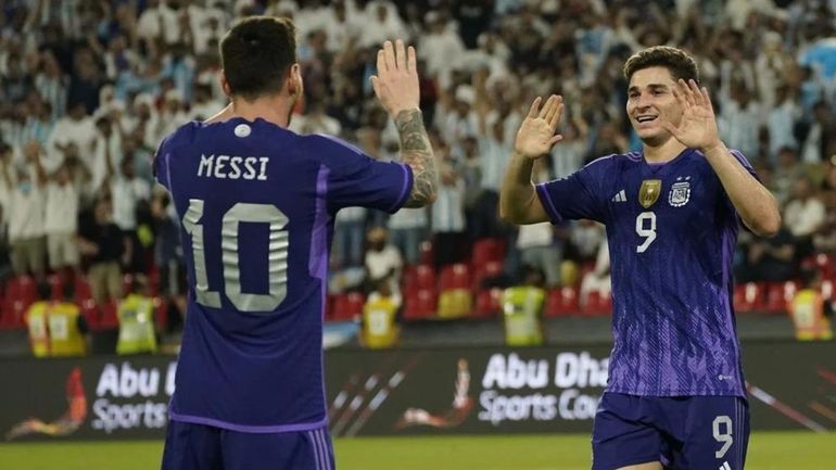 Lionel Messi y Julián Álvarez ante Emiratos Árabes