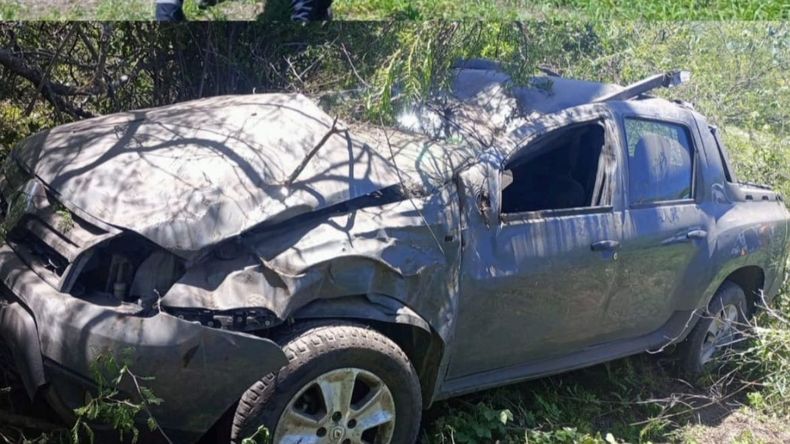 Volcó en la camioneta sobre ruta 1 y se salvó de milagro