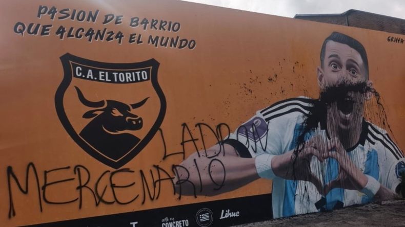 Vandalizaron un mural de Ángel Di María en la entrada del club rosarino en el que empezó a jugar al fútbol.  