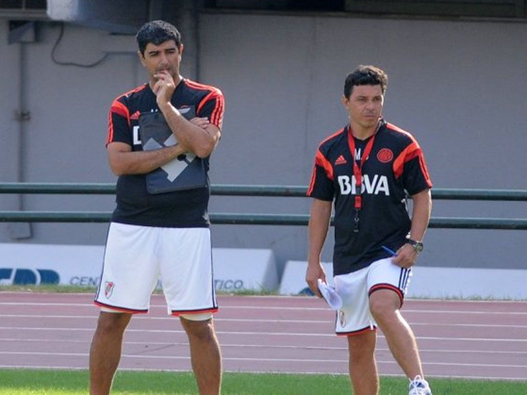 Marcelo Gallardo y su ayudante