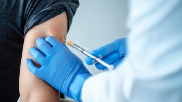 Un hombre en Italia quiso engañar a las enfermeras llevando un brazo de silicona para que lo vacunen y así obtener el pase sanitario.