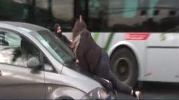 Una mujer quiso atravesar una manifestación en Barcelona y dejó heridos.