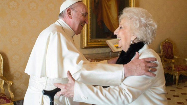 E papa con Estela de Carlotto